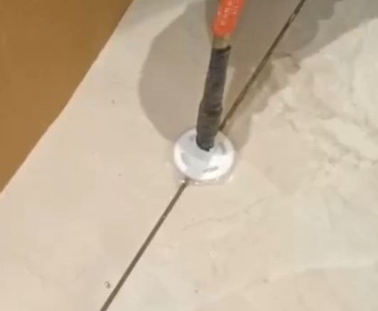 丰润瓷砖空鼓维修公司专业解答瓷砖在铺贴过程中，如果没有涂抹均匀到位的粘结材料（如水泥砂浆或瓷砖胶），可能会导致以下问题